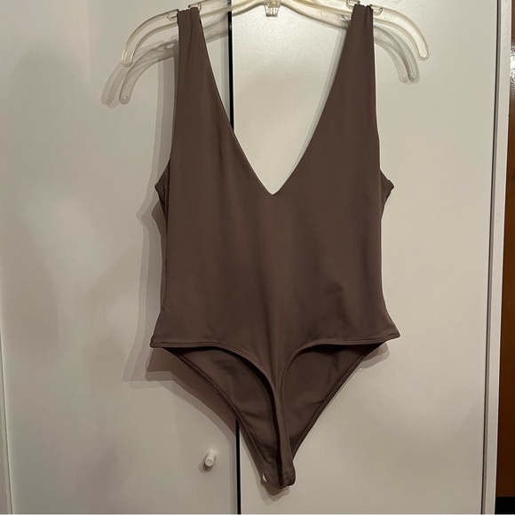 Aritzia Babaton contour V-neck bodysuit - Picture 3 of 5